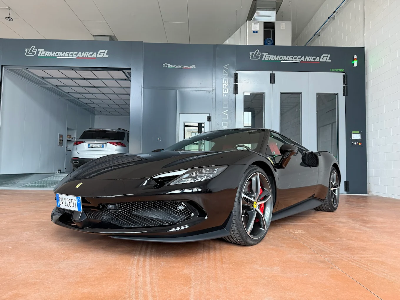 Ferrari nera in cabina forno - verniciatura professionale